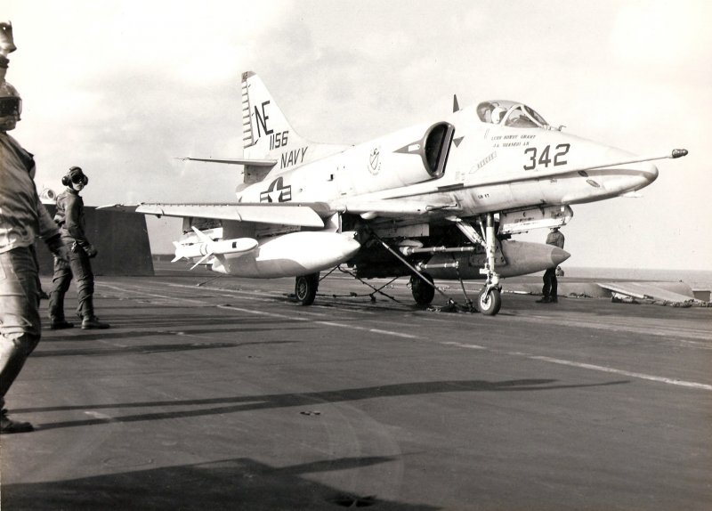 A-4 Skyhawk стойки шасси фото