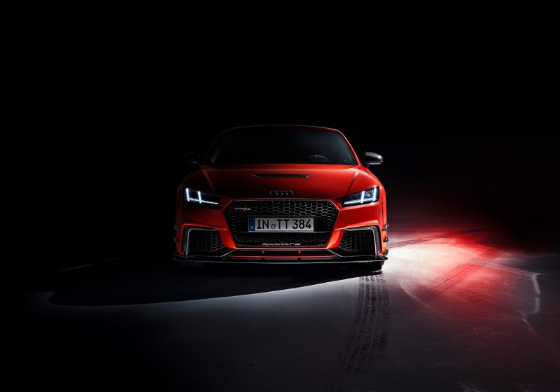 Ауди rs6 на черном фоне