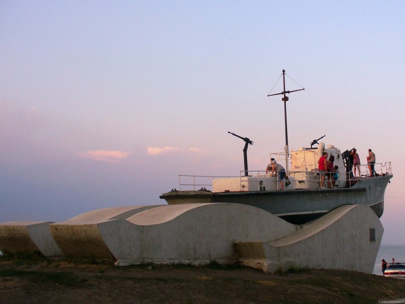 Памятник корабль в Таганроге