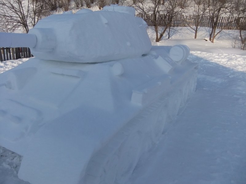 Снежная фигура танк