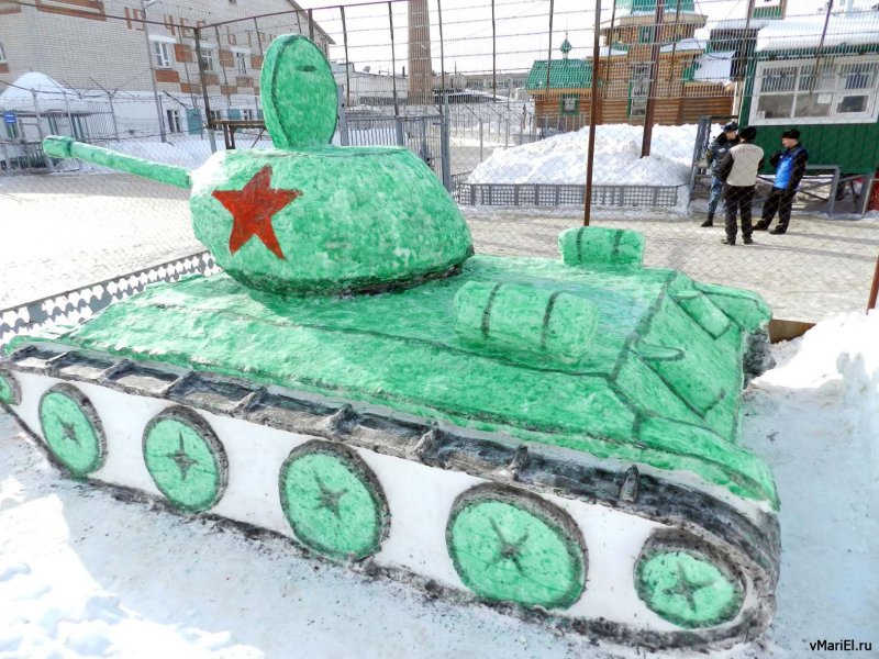 Снежная фигура танк
