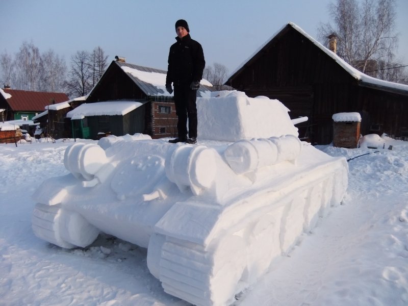 Танки из снега