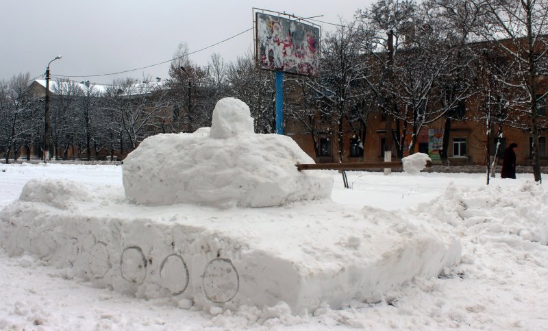 Вертолет из снега