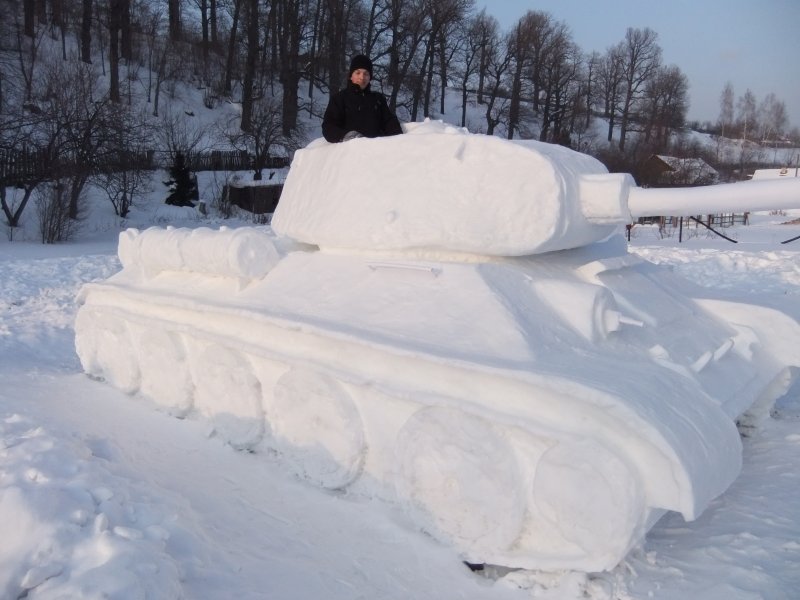 Снежная фигура танк