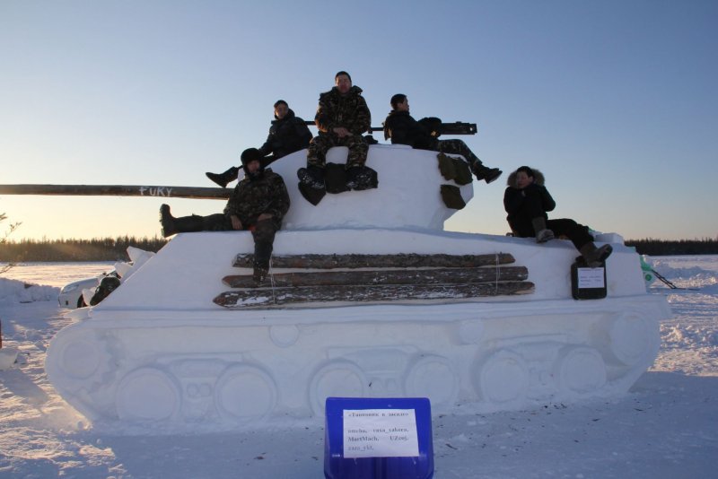 Военная техника из снега