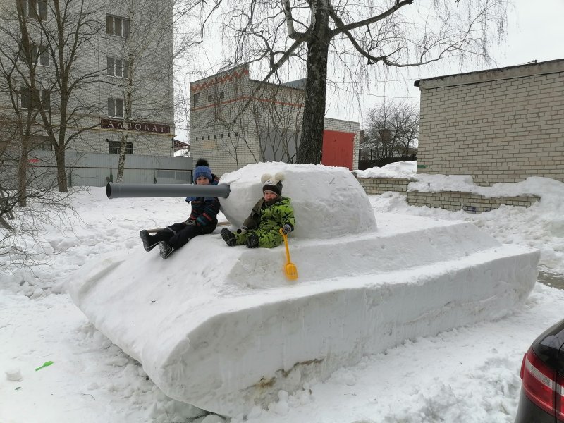 Советский танк из снега