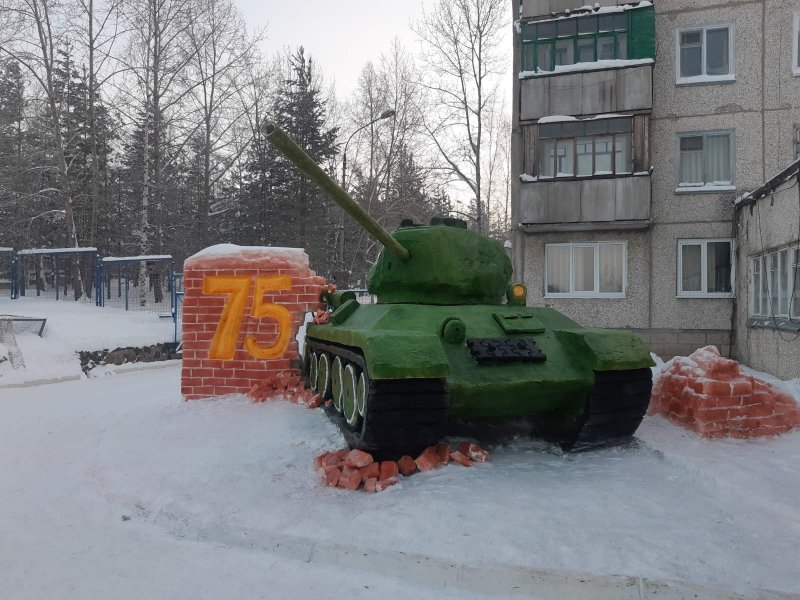 Снежные фигуры военные