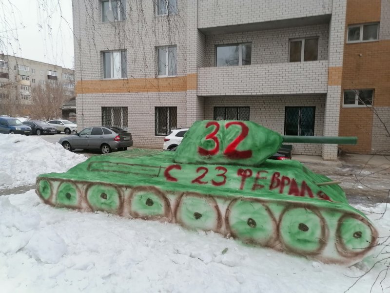 Новогодний танк из снега