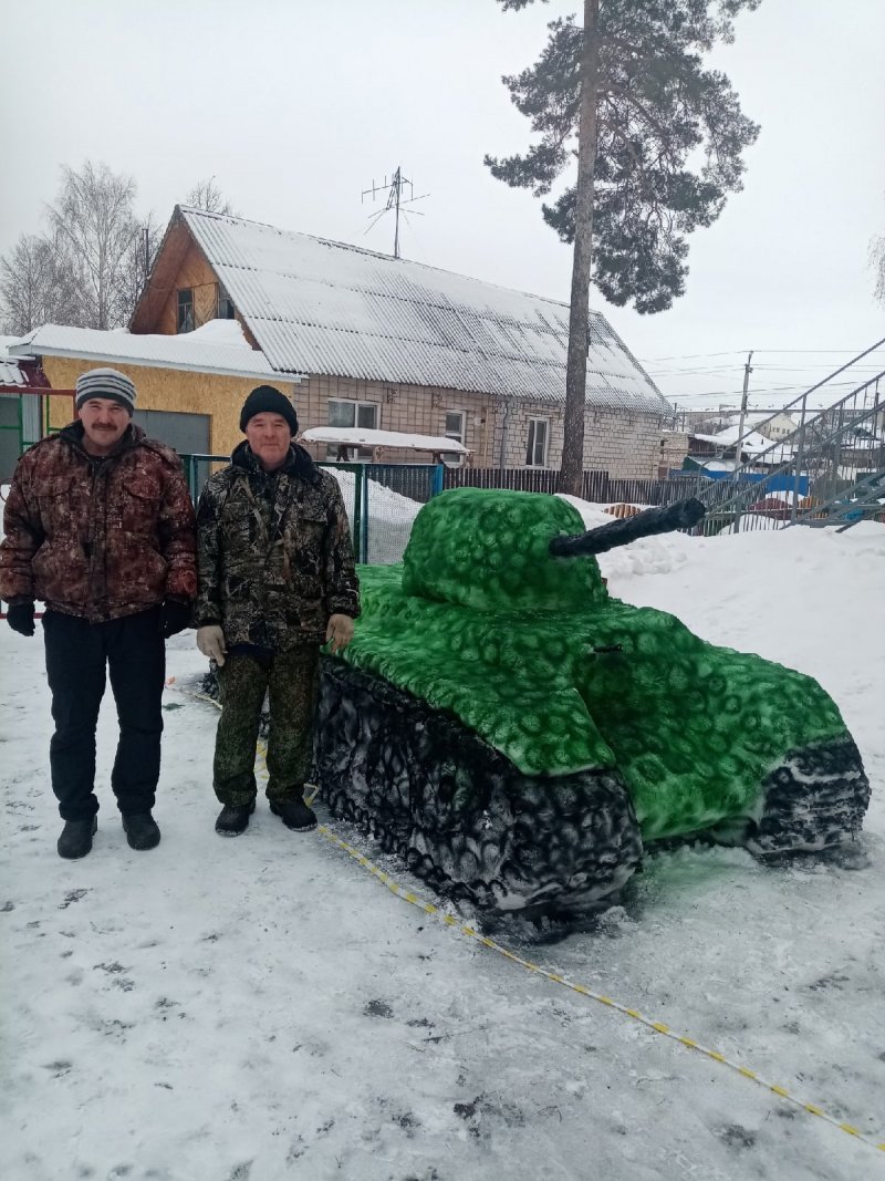 Фото заснеженных танков во дворе