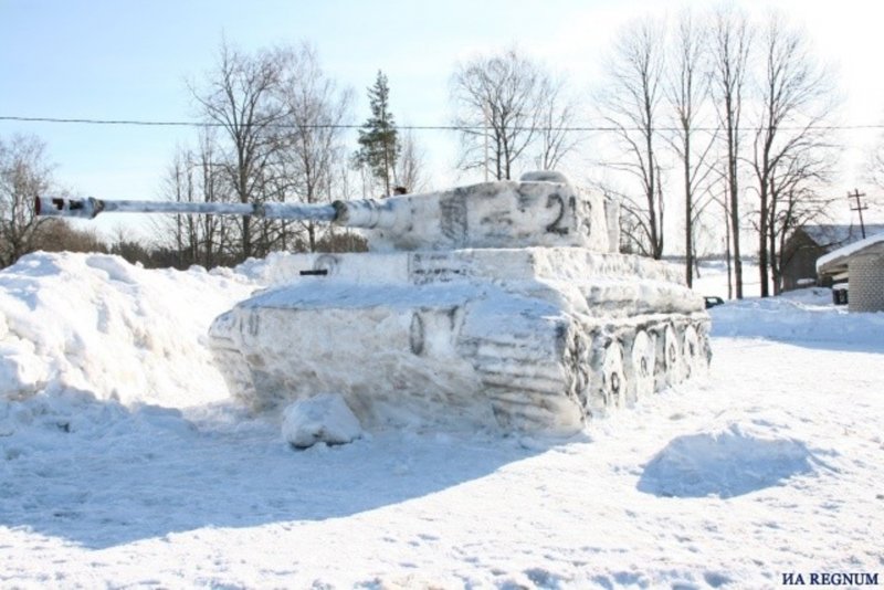 Танк из снега Усть-Илимск