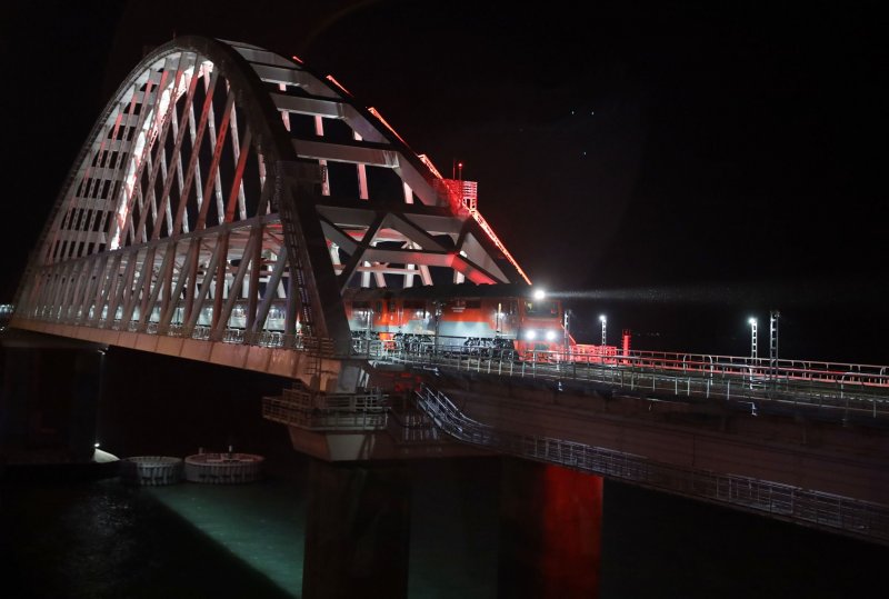 Крымский мост первый поезд
