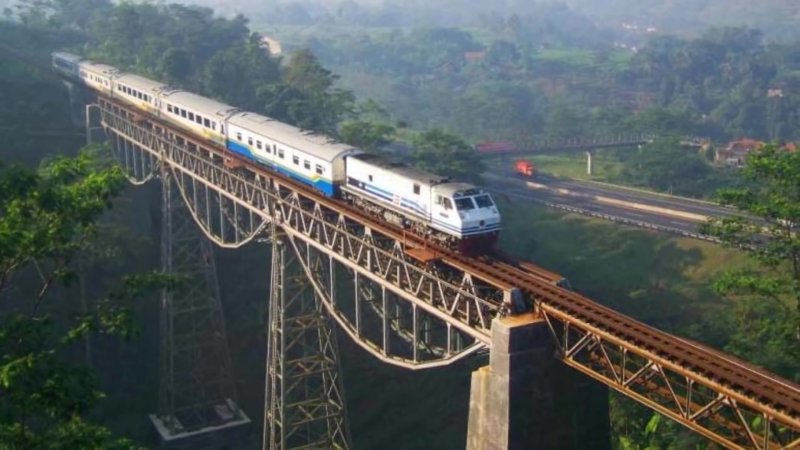 Argo Gede Train Railroad Индонезия