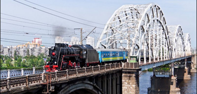 Железнодорожный мост с поездом