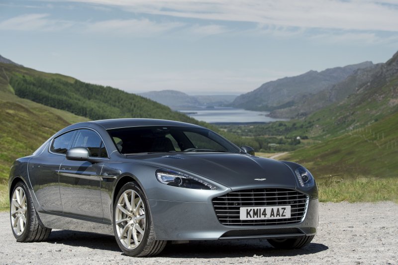 Машина Aston Martin rapide