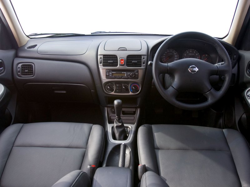 Nissan Almera II n16 салон