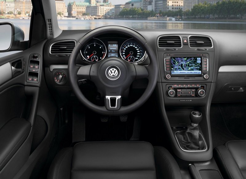 Volkswagen Golf 2011 салон
