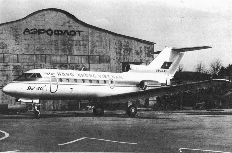 Як 42 с двумя двигателями