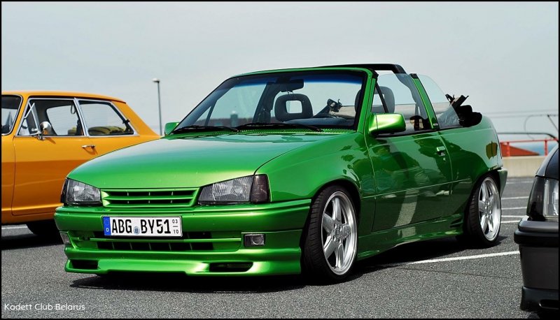 Opel Kadett e хэтчбек зелёный
