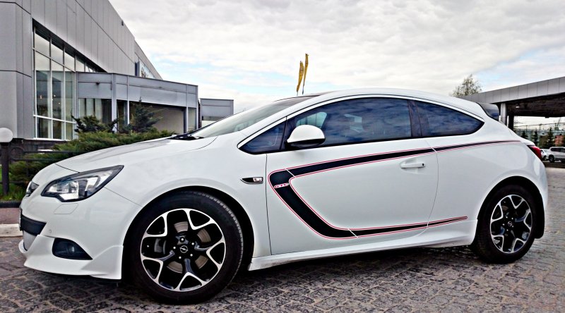 Opel Astra GTC OPC белая