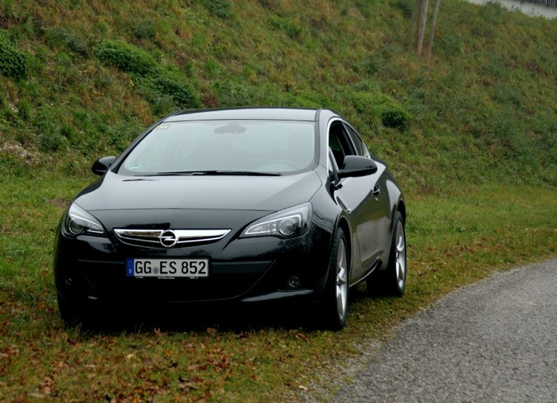 Опель Астра GTC 2012 черный тюнинг