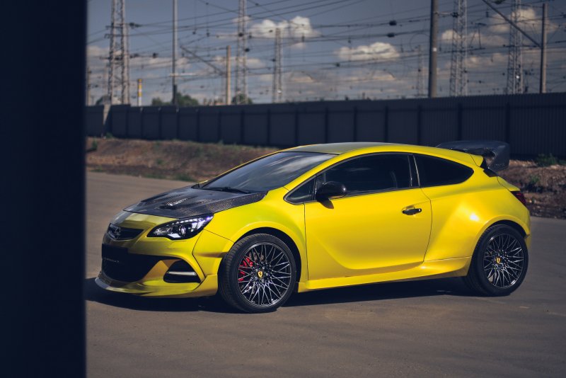 Opel Astra OPC желтая