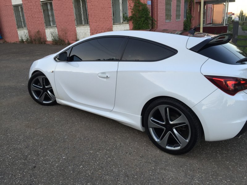 Opel Astra GTC колеса r20