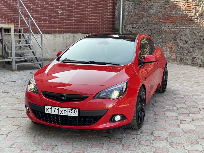 Красный Opel Astra j GTC фары
