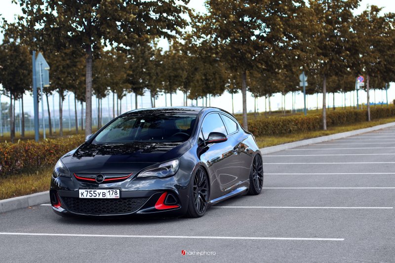 Opel Astra GTC J OPC черная