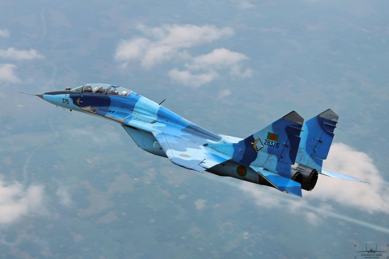 Миг-29 истребитель голубой