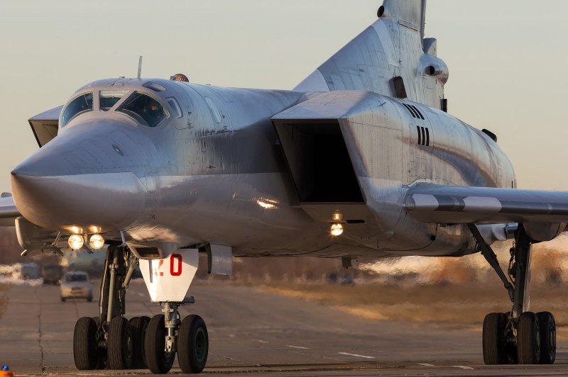 Самолет бомбардировщик ту 22