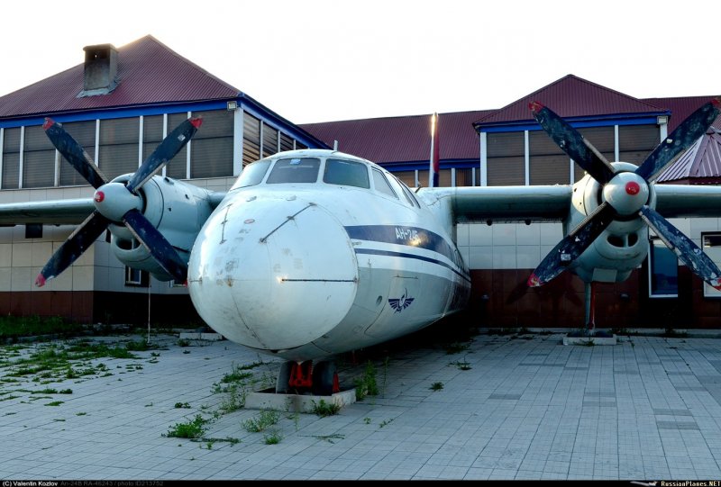 Памятник самолёту АН-24б Уфа