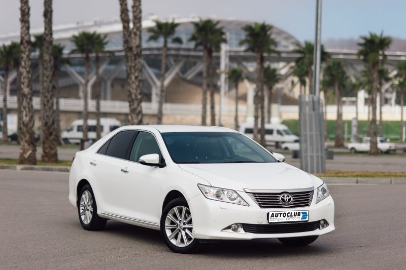 Toyota Camry 50 белая