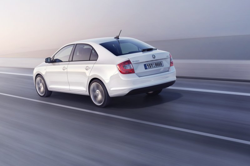 Шкода Рапид серая