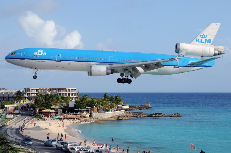Самолет MCDONNELL Douglas MD 11