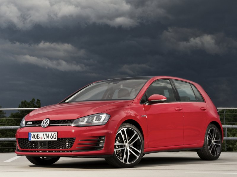 Volkswagen Golf 5 красный