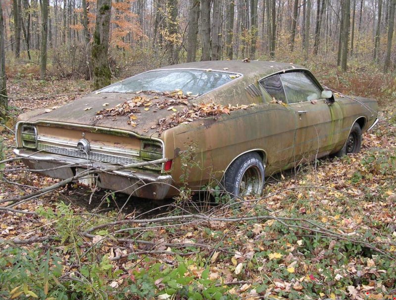 Старые брошенные автомобили
