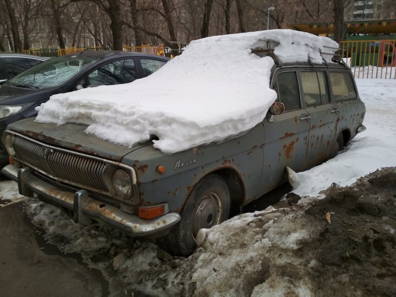 Брошенный автомобиль во дворе