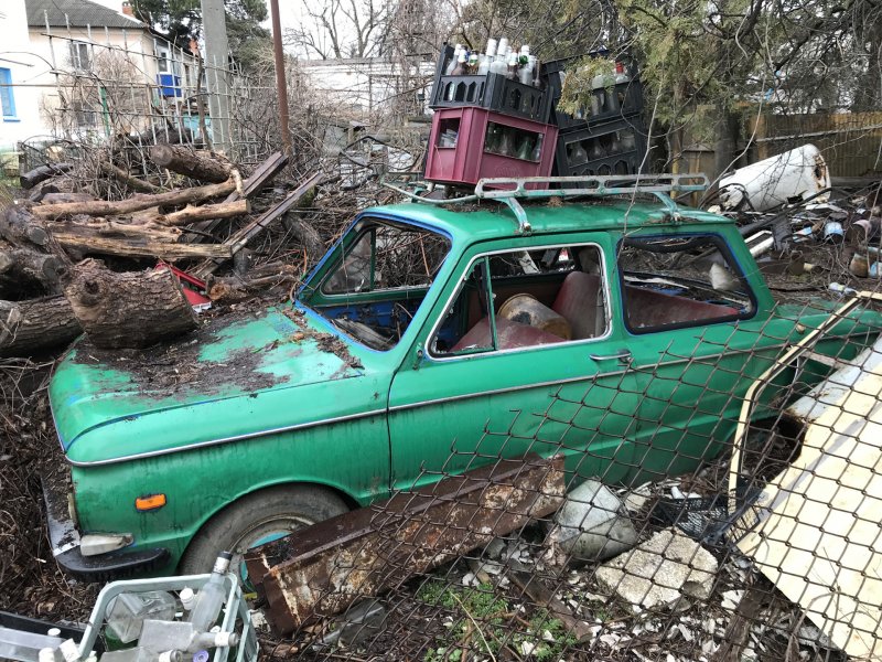 Заброшенная машина во дворе