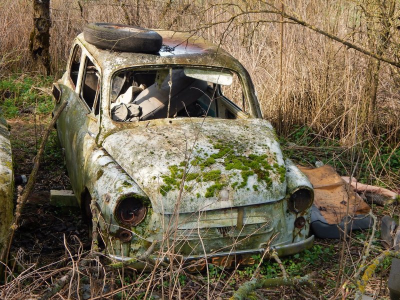 Заброшенный автомобиль в пустыне