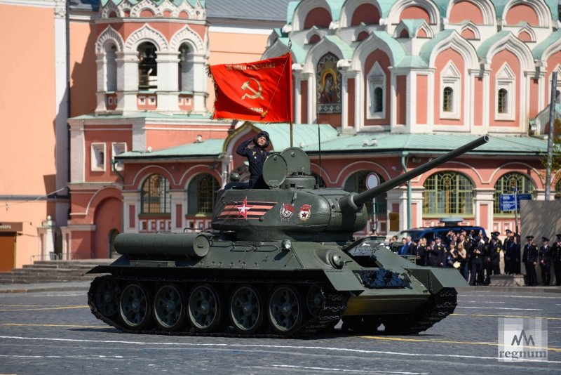 Танк т-34 на красной площади