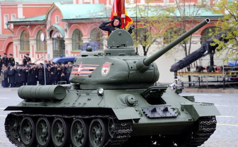 Танк т-34 на красной площади