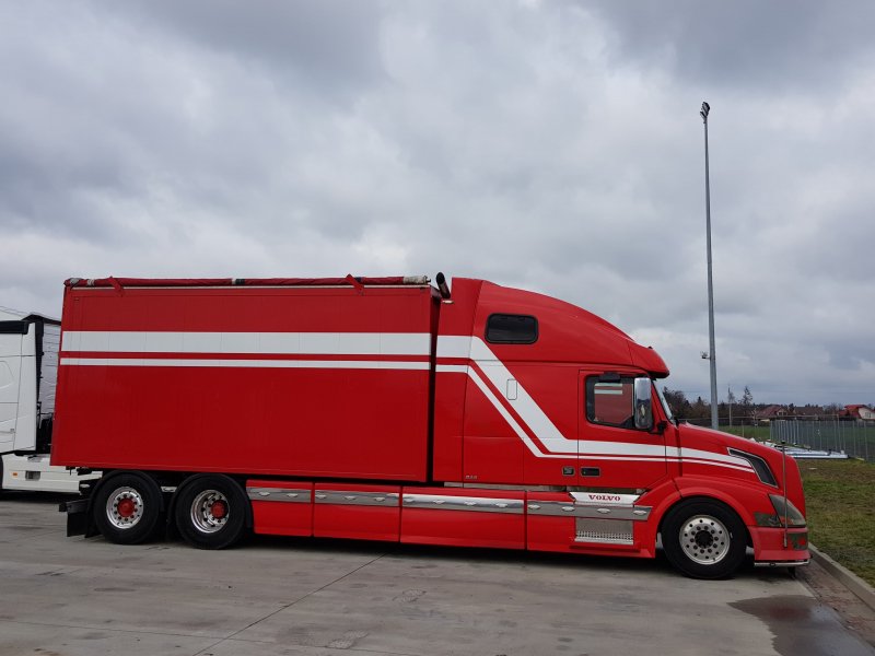 Volvo VNL 670 С прицепом
