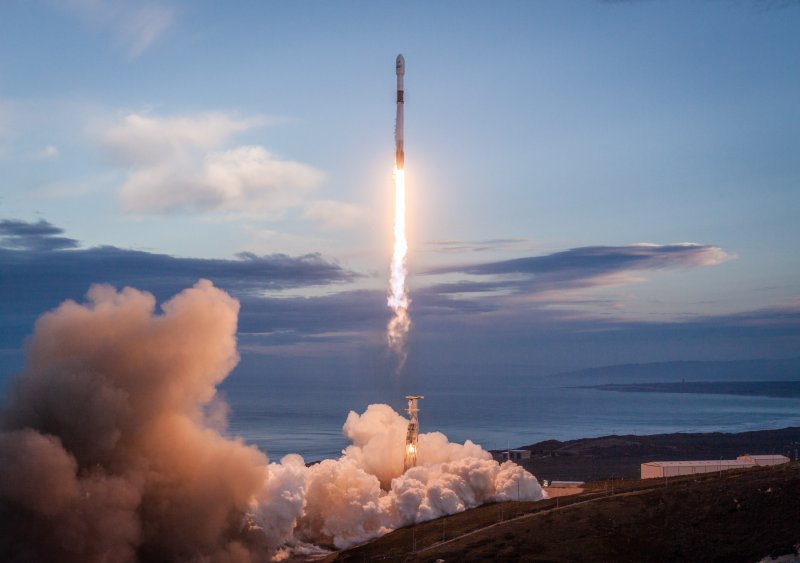 Взлет ракеты Falcon 9