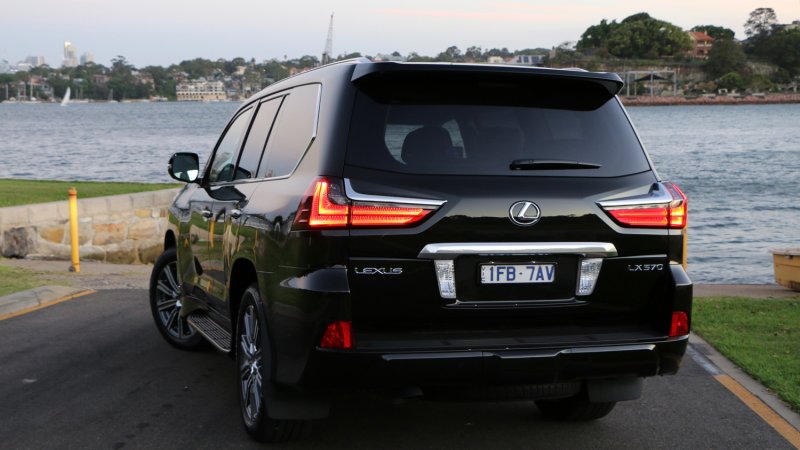 Lexus LX 570 зад