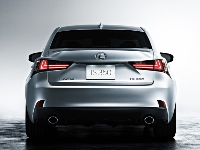Lexus is 250 сзади