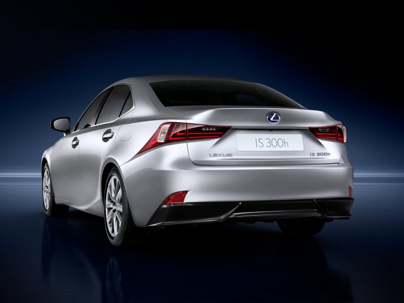 Lexus is 300h сзади
