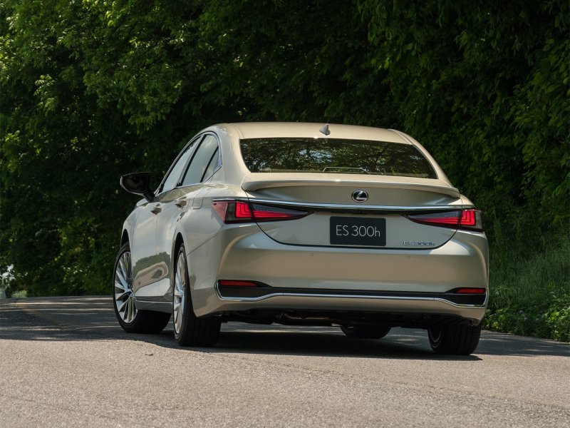 Седан Лексус сзади es 350