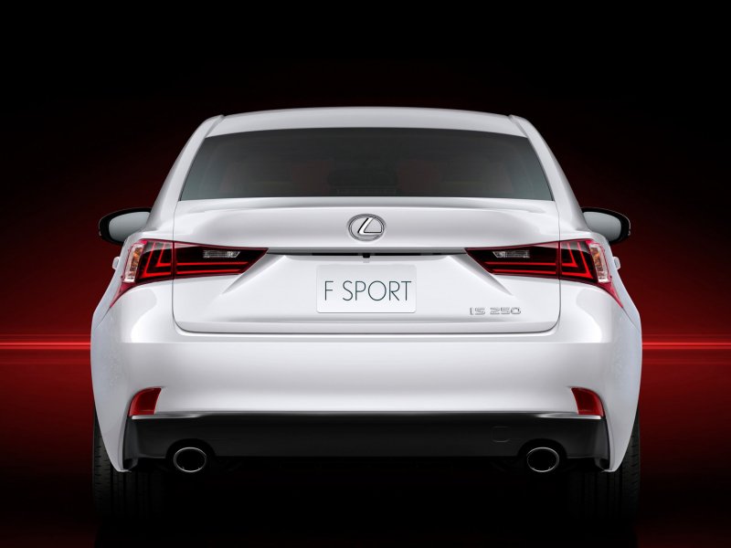Lexus is 250 f Sport сзади