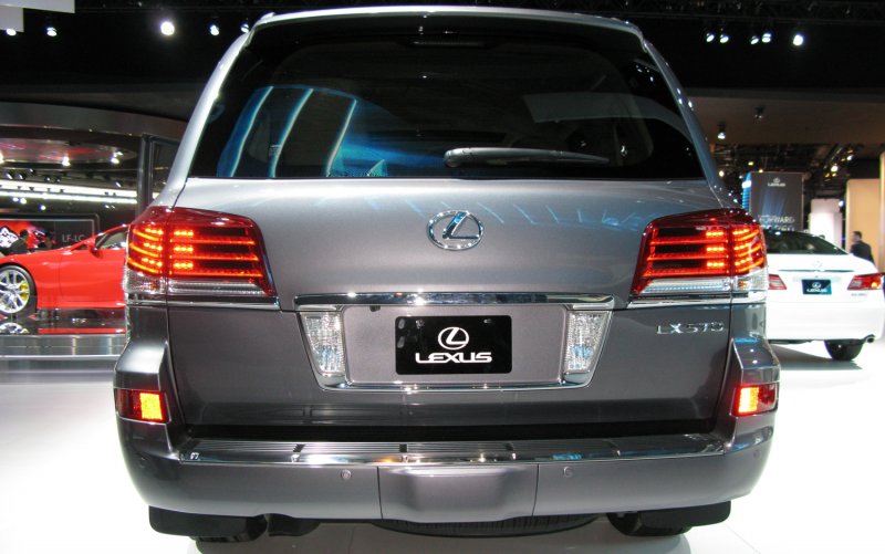 Lexus LX 570 сзади