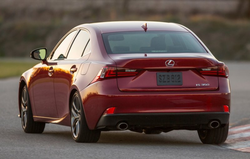 Lexus is 350 сзади